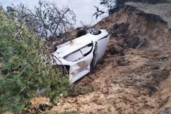 Легковушка упала с обрыва в Тверской области
