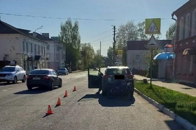 Подросток на мопеде врезался в иномарку в Тверской области