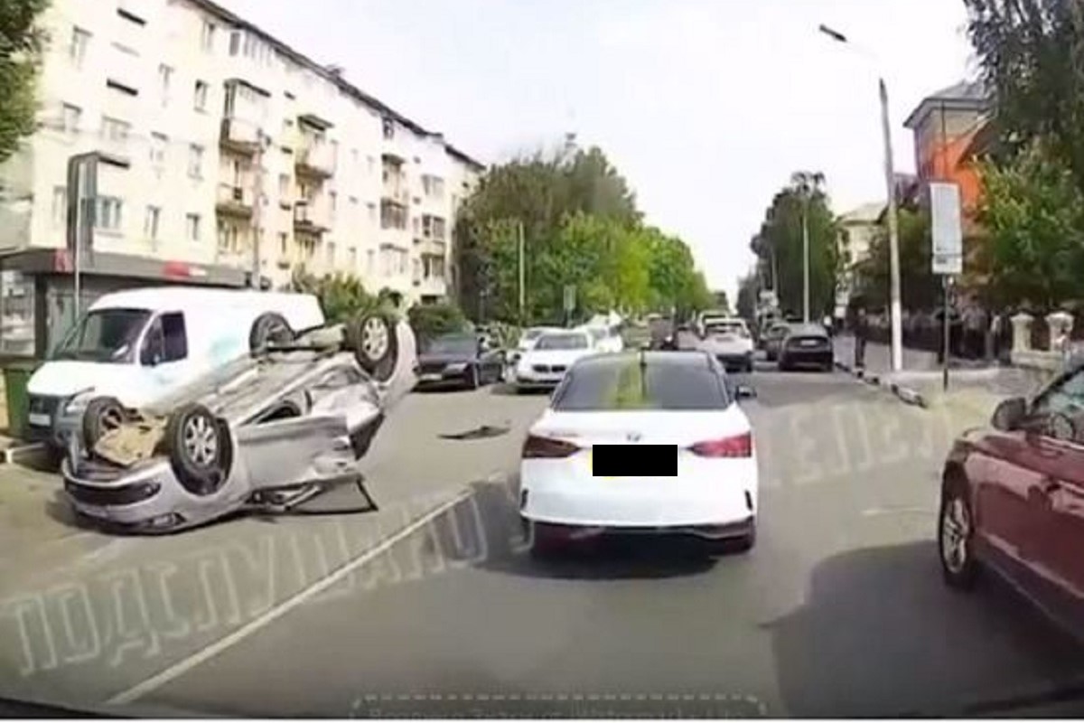 Легковушка перевернулась в центре Твери