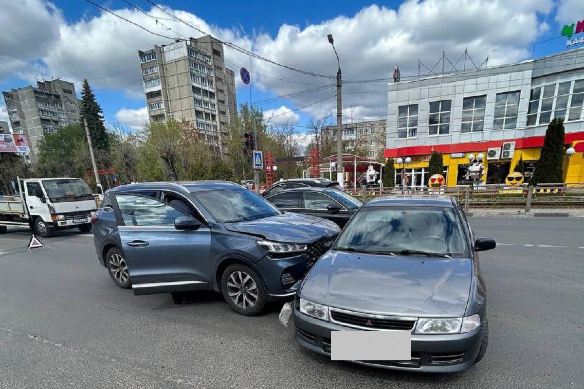 Юный водитель спровоцировал ДТП на улице Коминтерна в Твери