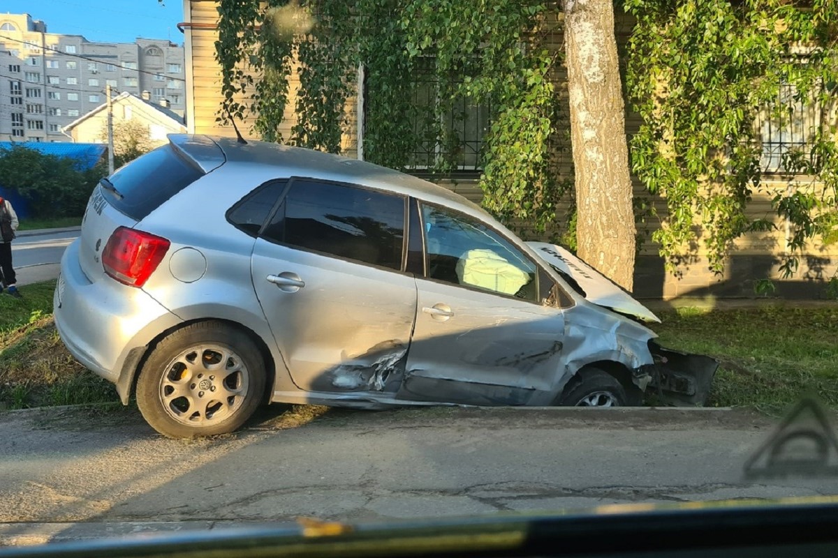 Иномарка врезалась в дерево в Центральном районе Твери