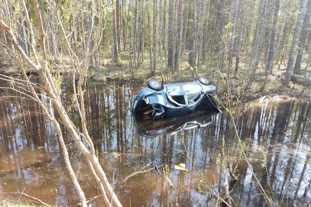 Легковушка вылетела с дороги и опрокинулась в воду в Тверской области