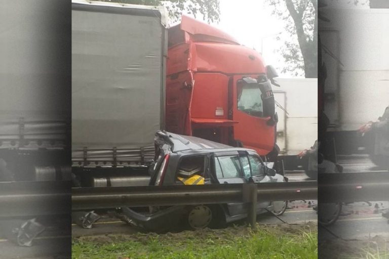 Легковушка и два грузовика столкнулись в Тверской области