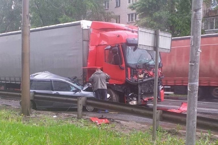 Легковушка и два грузовика столкнулись в Тверской области