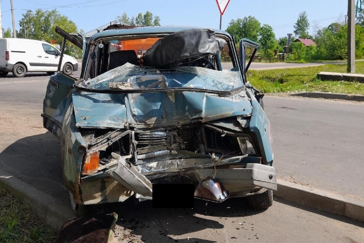 Легковушка врезалась в многоквартирный дом в Тверской области