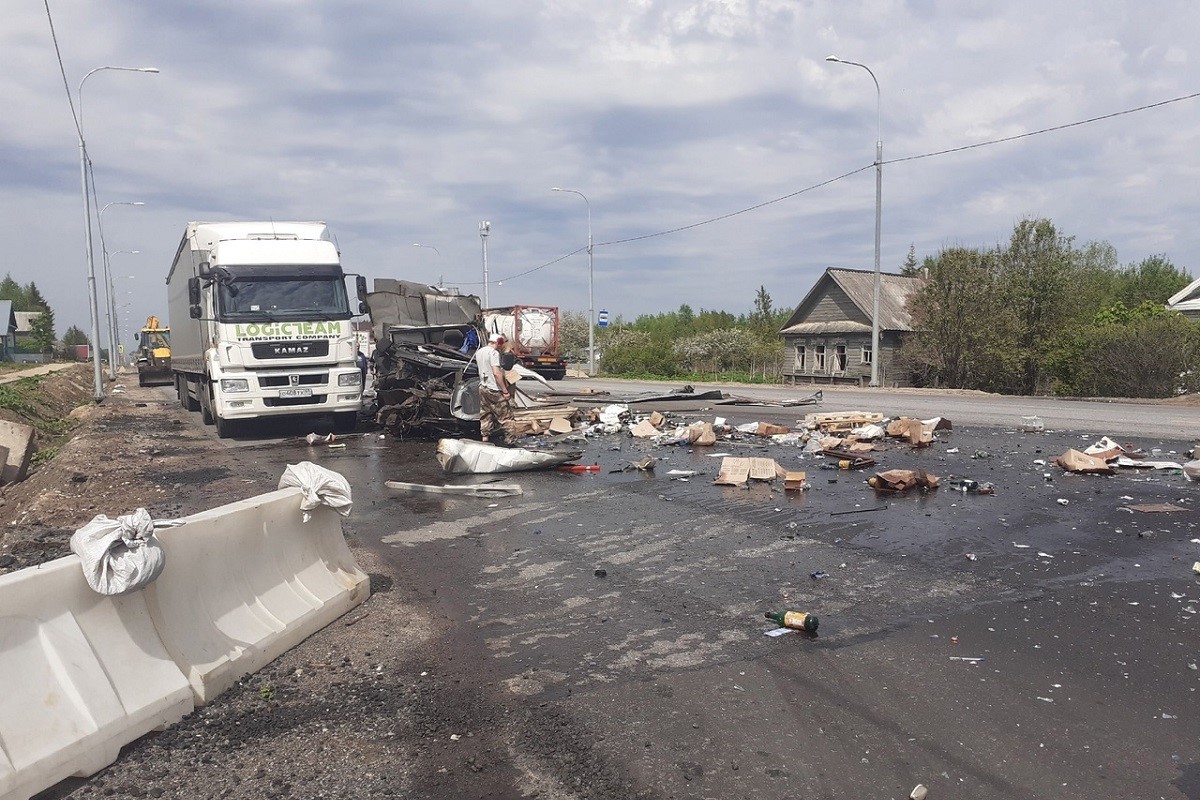 Фура с алкоголем разбилась на М-10 в Тверской области