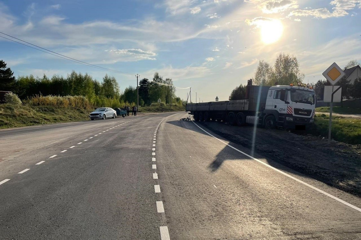 Несовершеннолетняя велосипедистка стала причиной ДТП с грузовиком в Тверской области