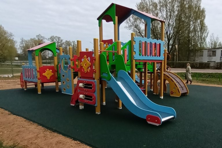 В муниципалитетах Тверской области массово устанавливают детские игровые комплексы