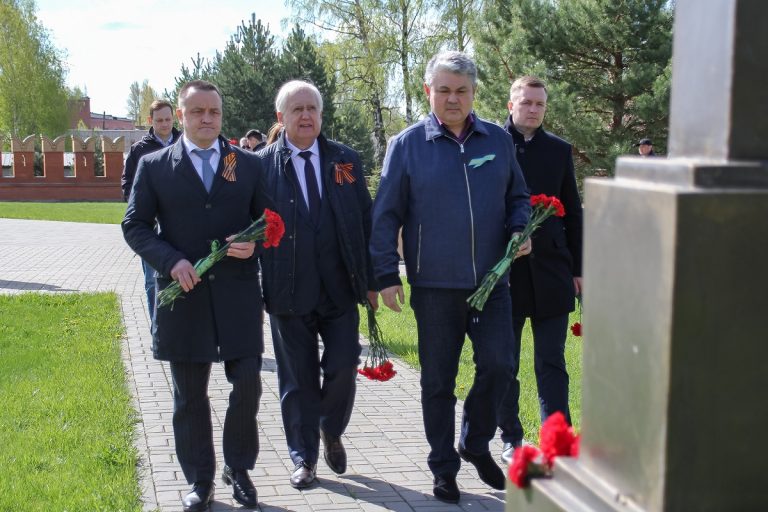Посол Казахстана почтил память погибших в боях под Ржевом земляков