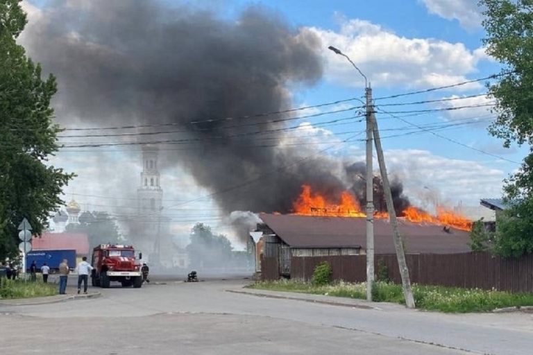 Ресторан на трассе М-10 в Тверской области вспыхнул как спичка