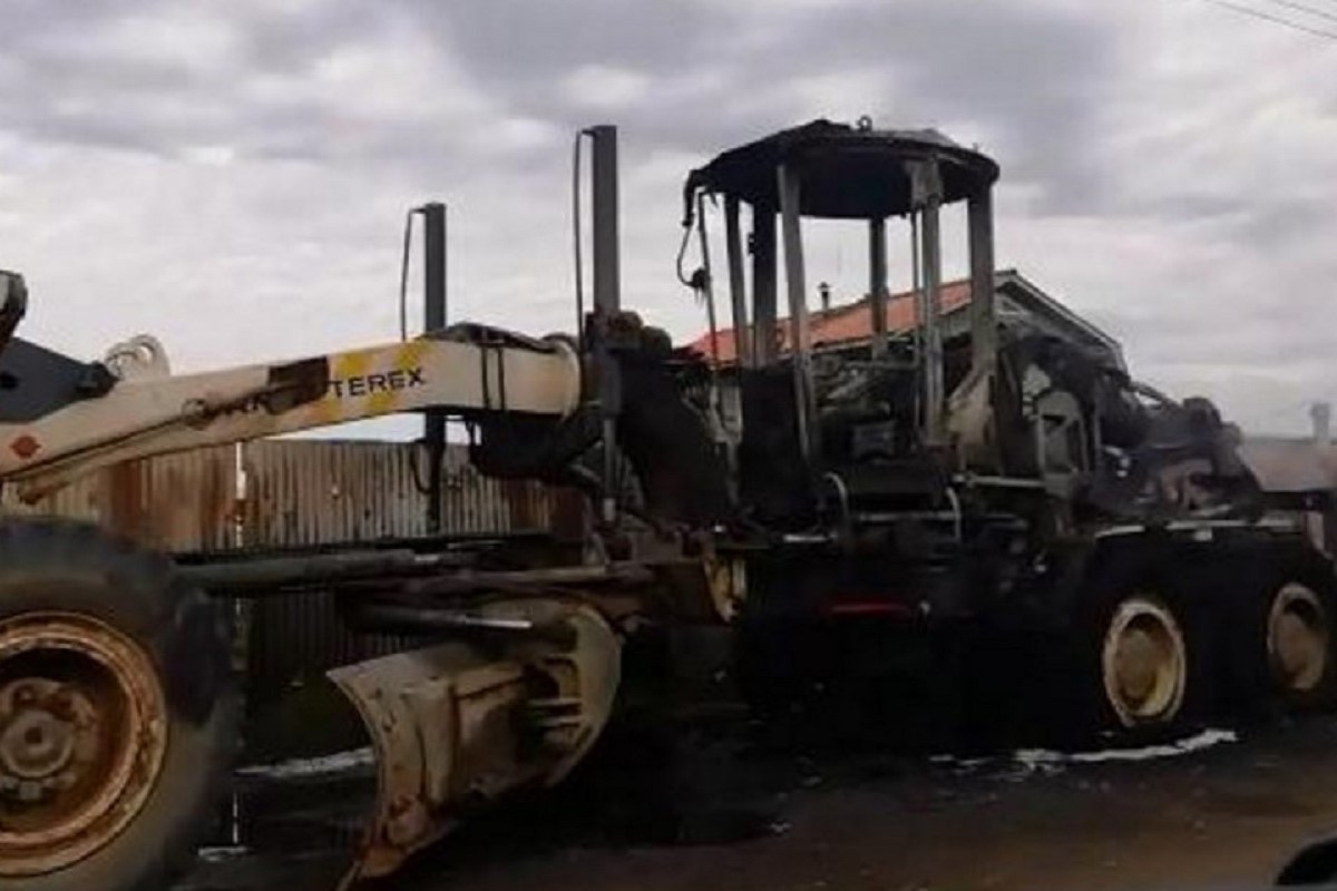 Автогрейдер загорелся в Тверской области. Есть пострадавший
