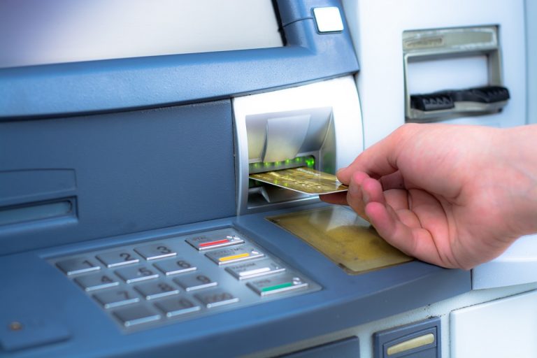 Перевести деньги мошеннику жителю Тверской области помешал неисправный банкомат
