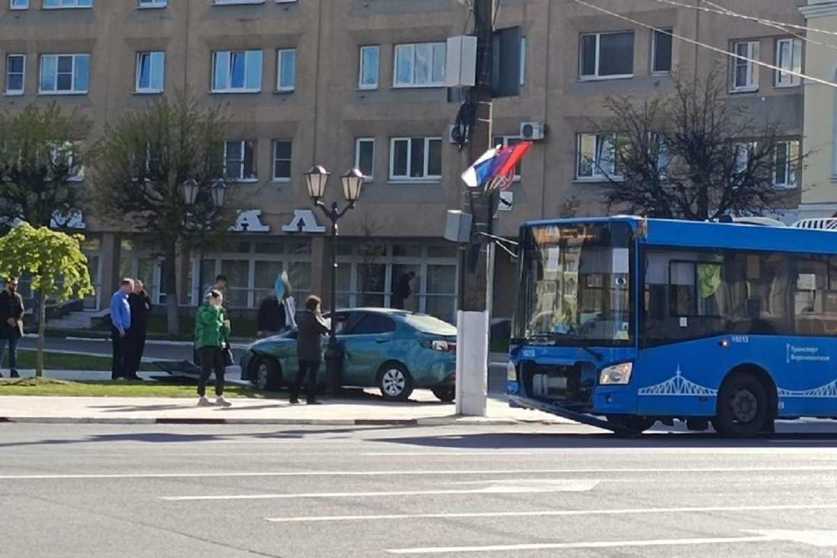 Легковушка выехала на тротуар и снесла знак в центре Твери