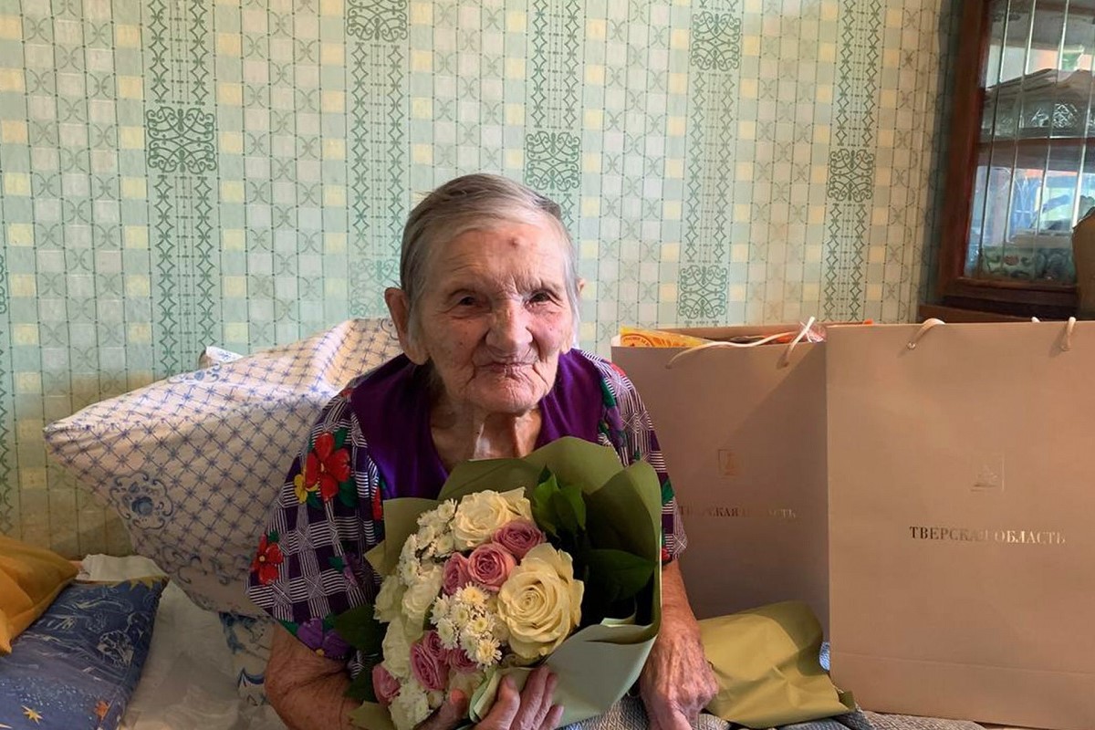 Игорь Руденя поздравил со 101-летием ветерана войны Александру Кустову