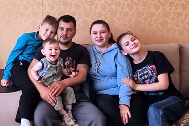 Благодаря региональной поддержке многодетная семья из Тверской области получила четырехкомнатную квартиру