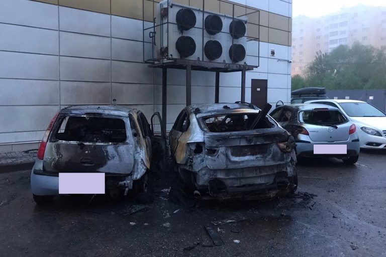 Три легковушки горели ночью на парковке у ТЦ в Твери