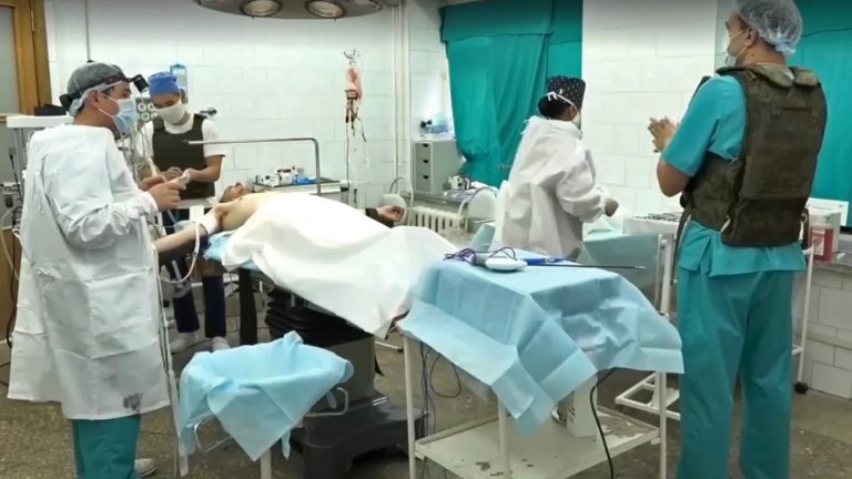 За извлечение неразорвавшегося снаряда из тела бойца премией "Призвание" награжден военный врач из Тверской области