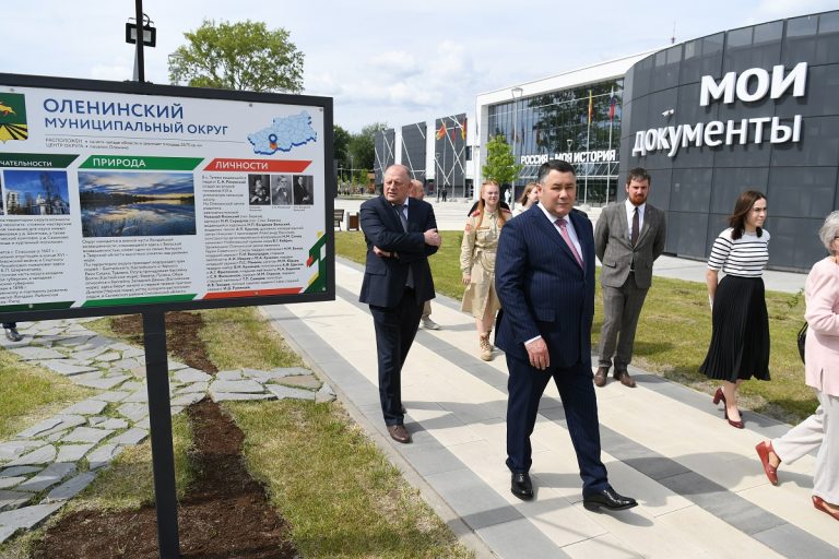 Губернатор Игорь Руденя ознакомился с выставкой, созданной тверским краеведом Вячеславом Воробьевым
