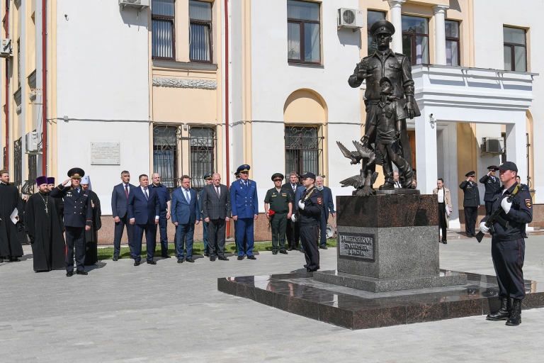 Памятник «Защитникам правопорядка и закона» торжественно открыли в Твери