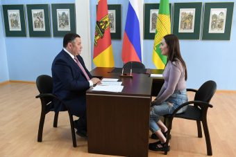 Замена окон в детском саду, ремонт крыши и местных дорог: губернатор Игорь Руденя провел прием граждан в Калязине  