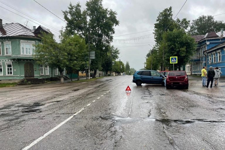 Две легковушки столкнулись на перекрестке в Тверской области