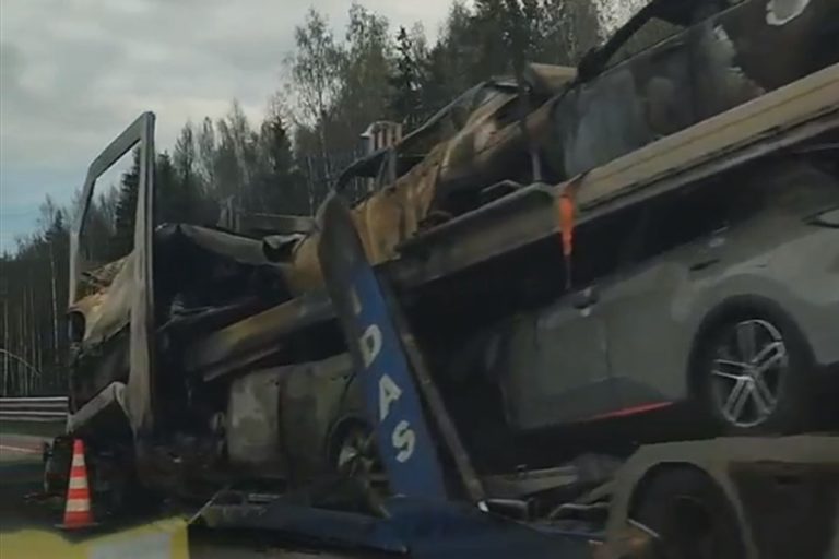 Автовоз с иномарками сгорел на трассе в Тверской области (видео)