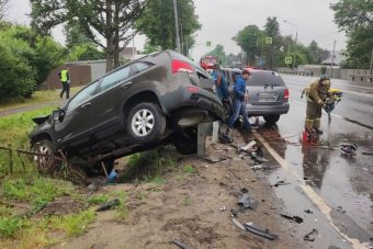 Недисциплинированная автоледи спровоцировала серьезное ДТП в Тверской области Недисциплинированная автоледи спровоцировала серьезное ДТП в Тверской области