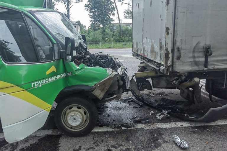 Два грузовика столкнулись на М-10 в Тверской области