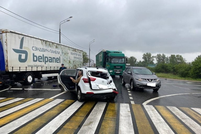 Водитель фуры спровоцировал тройное ДТП в Тверской области