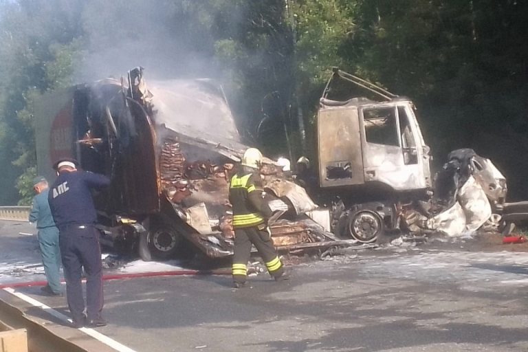 Автомобили загорелись после столкновения в Тверской области. Есть погибший