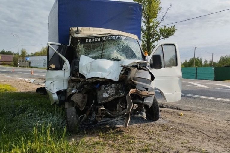 Уснувший водитель "Газели" врезался в автобус в Тверской области