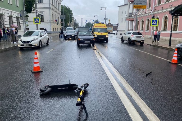 Молодого человека на электросамокате сбили в центре Твери