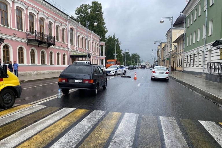 Молодого человека на электросамокате сбили в центре Твери