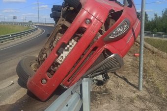 Водитель опрокинувшегося лесовоза погиб в Твери