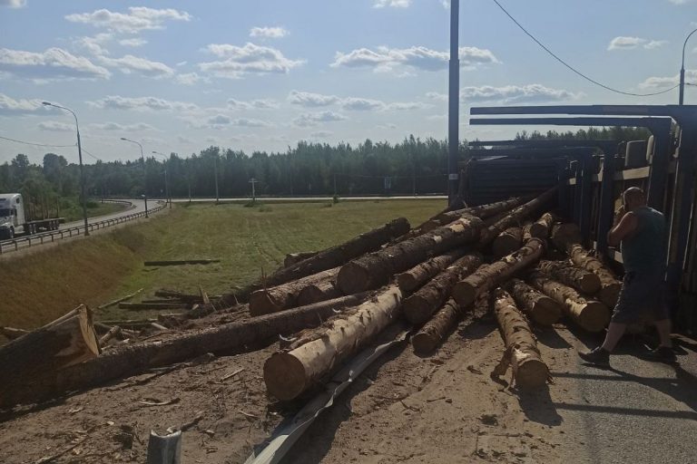 Водитель опрокинувшегося лесовоза погиб в Твери