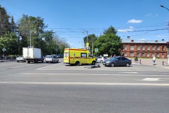 Машина "скорой" и легковушка столкнулись в центре Твери Машина "скорой" и легковушка столкнулись в центре Твери