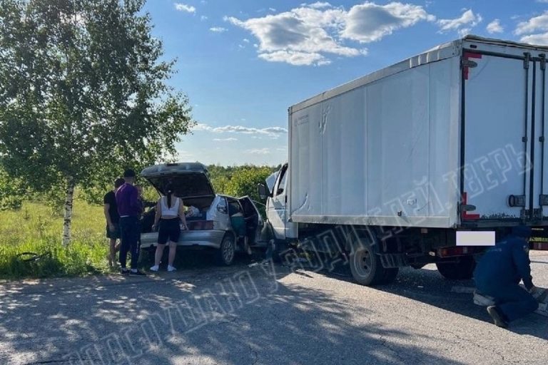 В Тверской области столкнулись "Газель" и легковушка