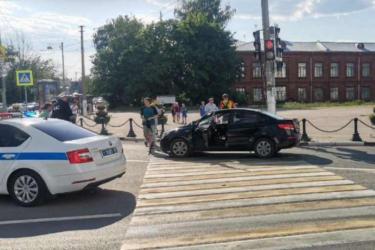 Двух девочек на электросамокате сбили в центре Твери