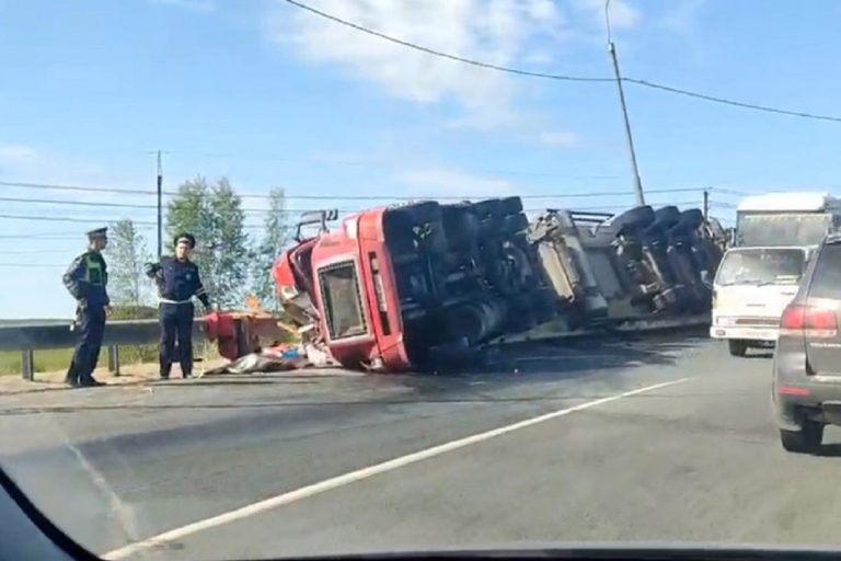 Фура опрокинулась на автомобильной развязке под Тверью