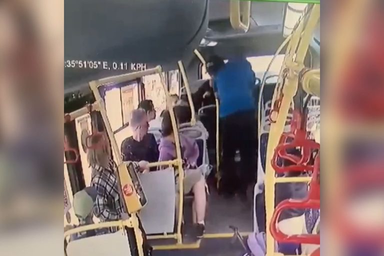 Пассажир автобуса накинулся с кулаками на юношу в Твери (видео)