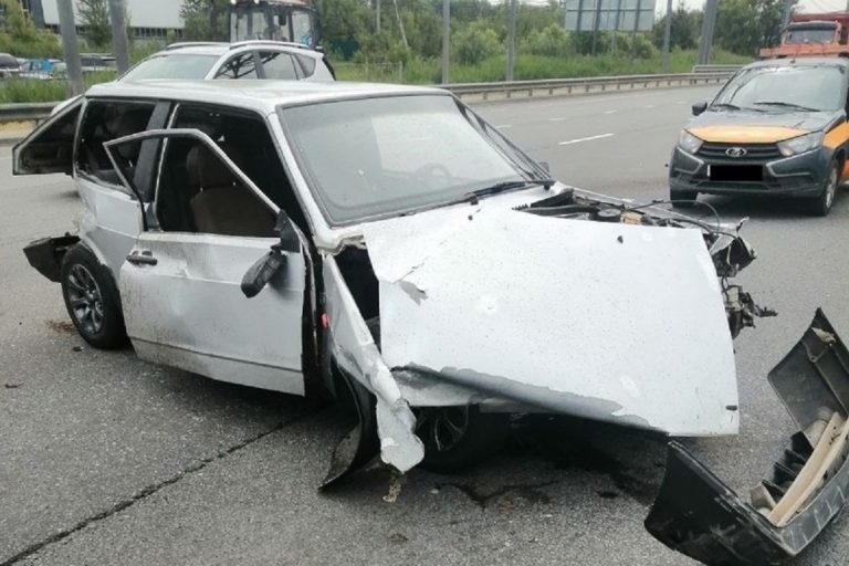 Легковушка врезалась в барьерное ограждение под Тверью