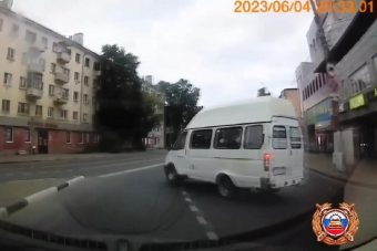 Водитель "Газели" едва не спровоцировал серьезное ДТП в Твери (видео)