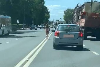 Обнаженная девушка шла по Волоколамскому проспекту в Твери Обнаженная девушка шла по Волоколамскому проспекту в Твери