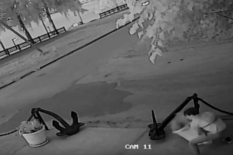 В Кимрах ищут юных вандалов, устроивших погром в парке (видео)