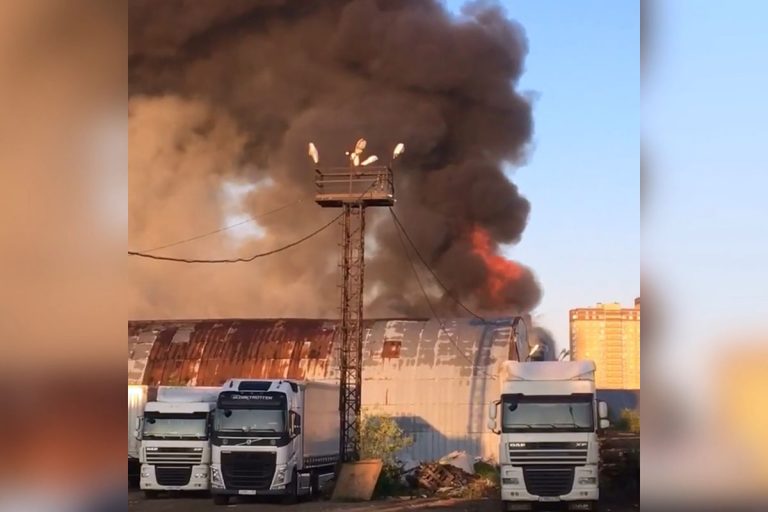 43 человека тушили сильный пожар на улице Бригадной в Твери