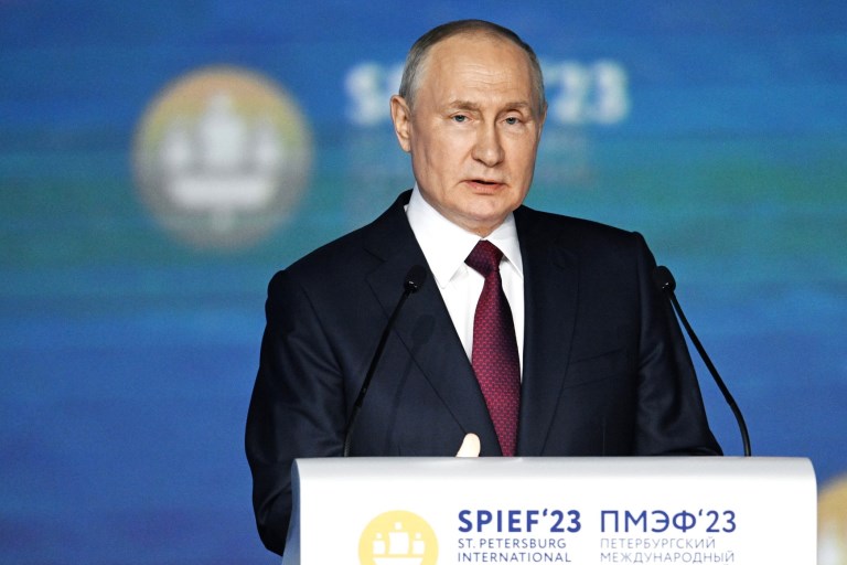 Президент Путин на пленарном заседании назвал ключевые направления развития России