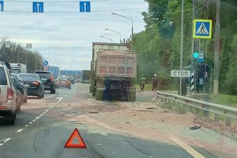 Под Тверью трасса М-10 встала в огромной пробке