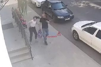 Возбужденная женщина вырывала цветы из уличного ящика в Твери (видео)