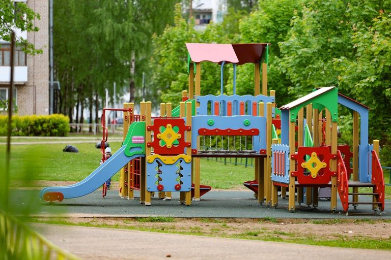 В муниципалитетах Верхневолжья завершается установка новых детских игровых комплексов