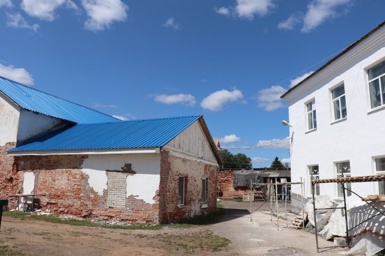 В гимназии имени святителя Тихона в Тверской области обновят фасад и заменят окна
